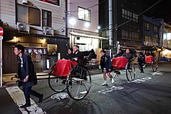 訪日客のタビナカに商機、アサヒビールとJTBが夜観光に取り組む理由とは？　浅草「夜桜、人力車ツアー」を取材した