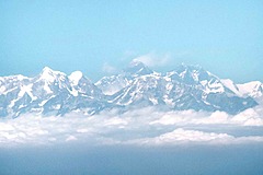 ネパール政府、エベレスト登山者に追跡チップ着用を義務化、遭難者の位置確認のため、入山手続きの一環に