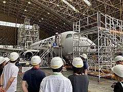 ふるさと納税の体験型返礼品で伊丹空港ツアー、格納庫や乗務員の訓練施設を見学、寄付額は1人10万円