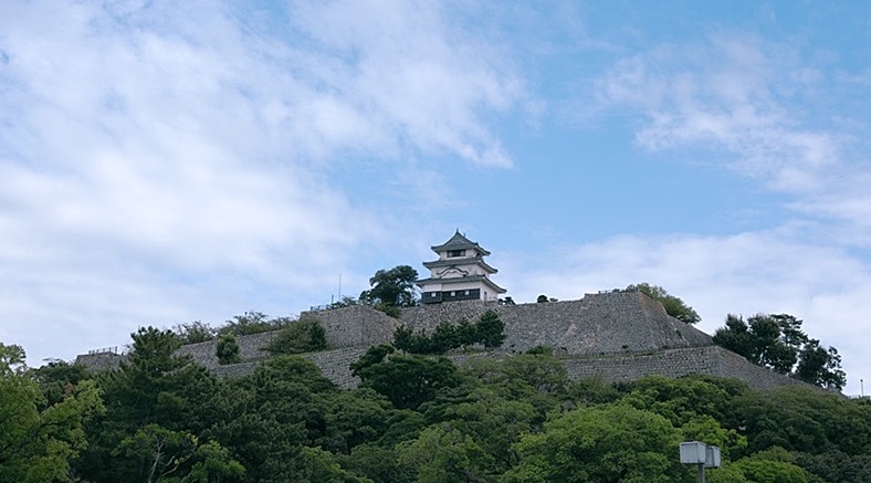 築400年の香川県「丸亀城」に泊まる体験、7月から開始、一泊126万円、インバウンドに期待