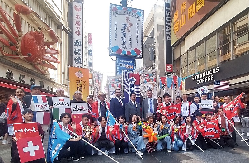 大阪・関西万博まで1年、大阪・ミナミが「フライング万博」“おもろい”イベント、第1弾は「たこ焼EXPO」、その取り組みを取材した