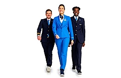 KLMオランダ航空、客室乗務員のスニーカー着用を可能に、業務環境の向上とサステナビリティ推進