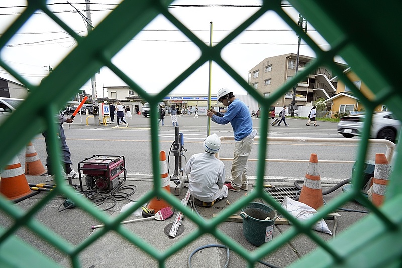 富士河口湖町のオーバーツーリズム、富士山撮影スポットに目隠し幕を設置、世界大手通信社が地元住民の苦悩を配信