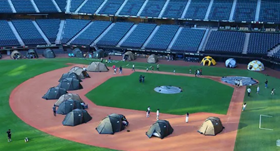 HIS、夏休みに北海道エスコンフィールドで「手ぶらキャンプ」ツアー