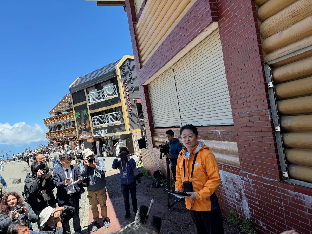 今夏始まる富士山の入山規制、海外メディアも注目、山梨県知事