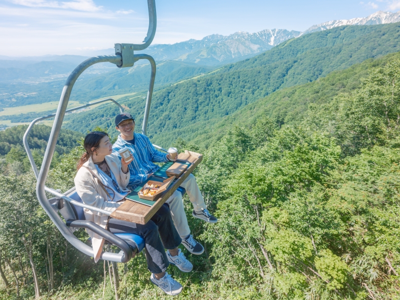 光の旅路｜金の馬車に乗るヒマラヤ水晶｜スフィア（45.9㎜）台座セット 長野県・白馬でリフト空中で朝食と絶景を楽しむ新サービス、早朝の山頂