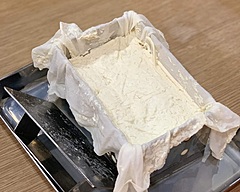 東京・神楽坂で訪日外国人向けの食体験ツアー、職人による豆腐づくり教室やパフェライブ