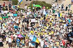 スペイン・カナリア諸島で大規模なオーバーツーリズム反対デモ、約1万人が集結、「持続可能性のない」政策を非難