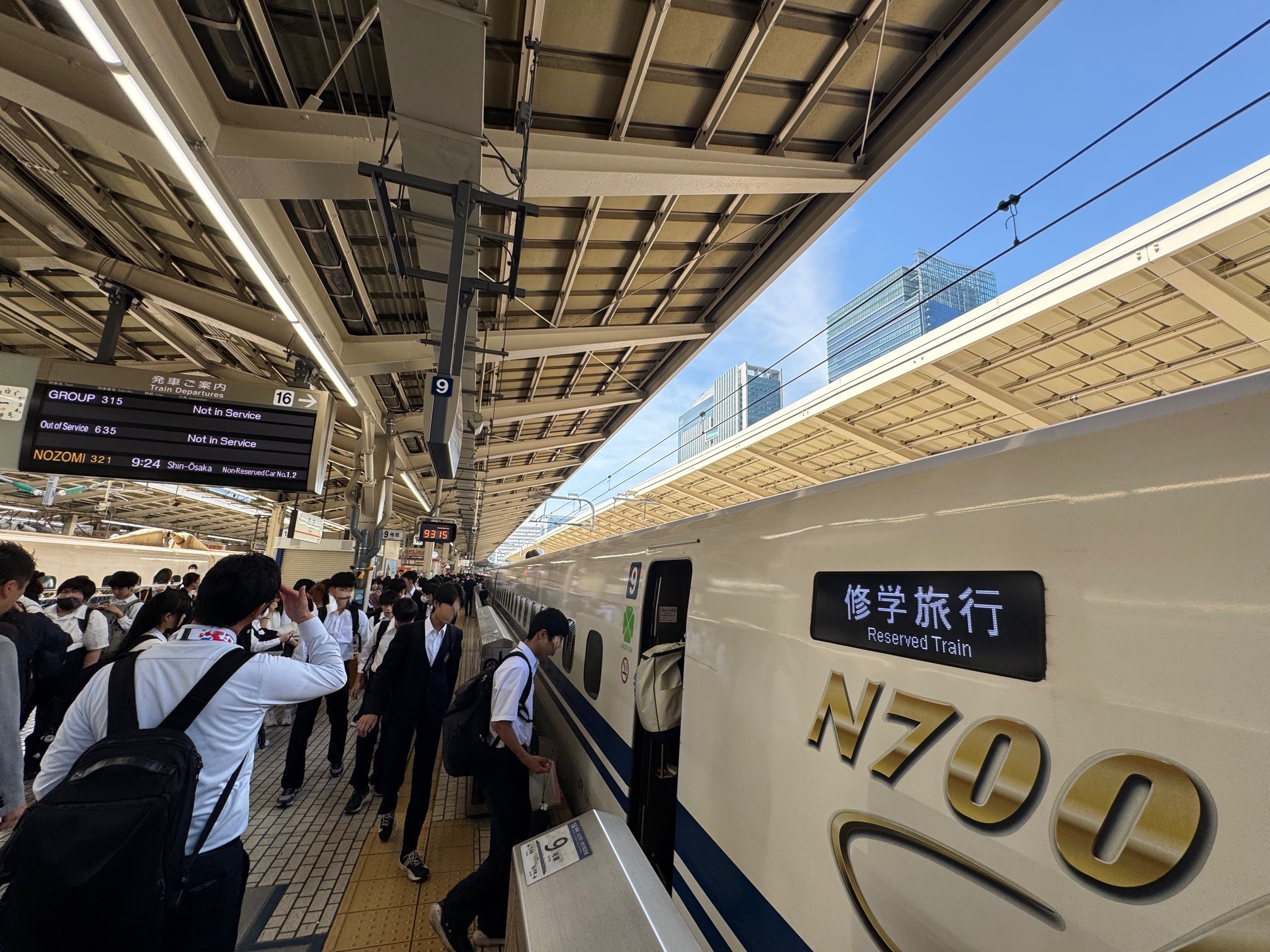 修学旅行シーズンがスタート、新幹線の専用列車が都内中学7校を乗せ