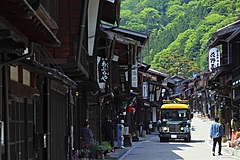 長野県・奈良井宿で無料シャトルバス運行、2つの歴史的エリアを結ぶ、レトロ調バスで