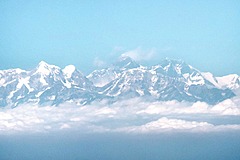 ネパール政府、エベレスト登山料を大幅値上げか、登山経験の証明も議論、今年の申請はすでに2024年越え