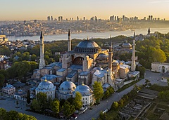 トルコの世界遺産「アヤソフィア」、巨大ドームを改修、文化遺産保全事業で耐震補強とモザイク画の保存