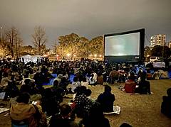 富士急ハイランド、野外で映画鑑賞イベント開催、8月から3か月間、夜観光で地域活性化へ