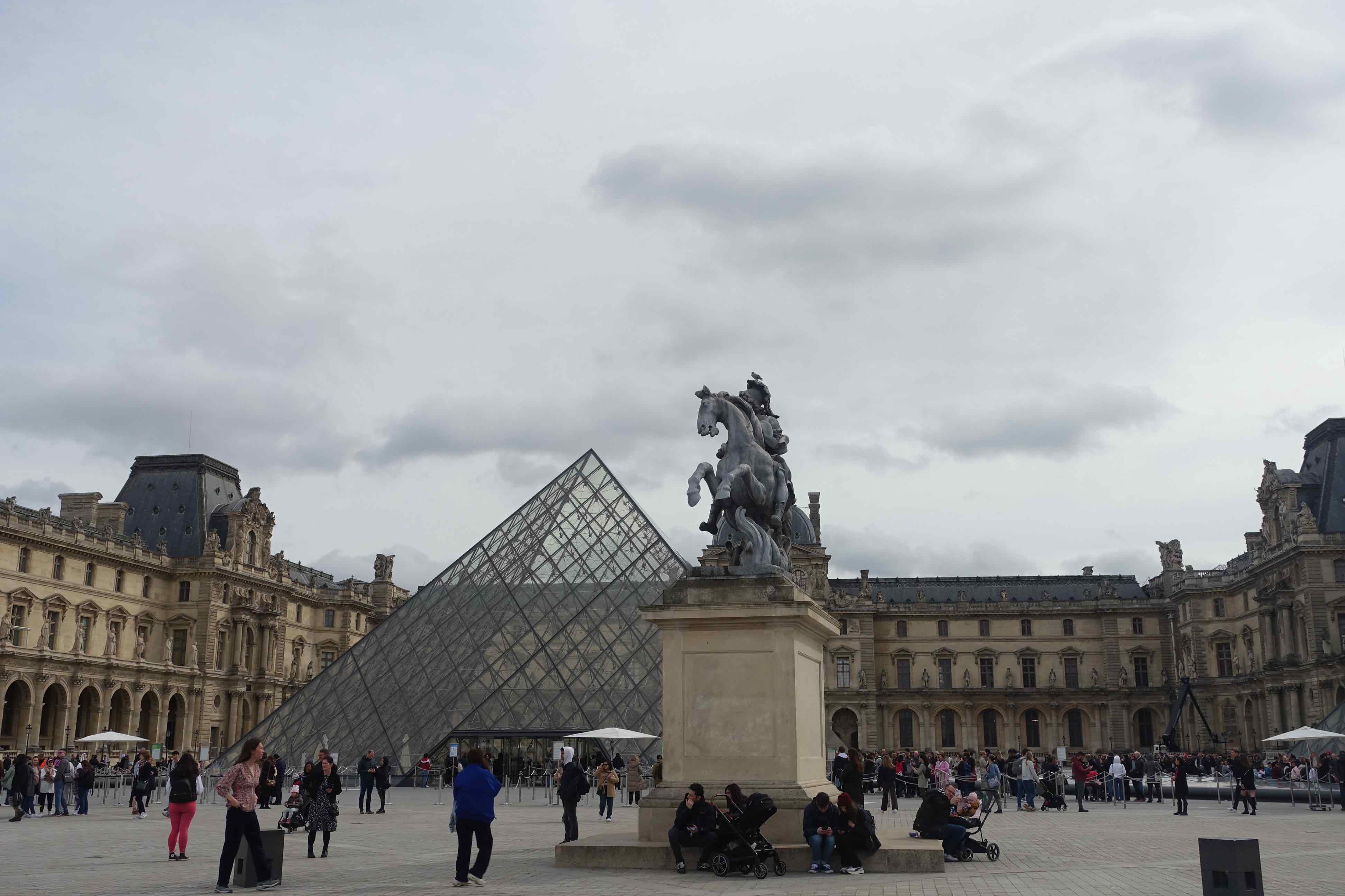 パリ・ルーブル美術館、突然のストライキで休館、オーバーツーリズム