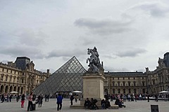 パリ・ルーブル美術館、突然のストライキで休館、オーバーツーリズム対策への職員の不満から