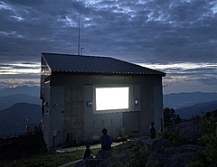長野県・竜王マウンテンリゾート、夏休みの夜に映画鑑賞イベント開催、山頂エリアで星空とともに