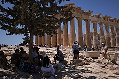 ギリシャも猛暑、観光客は暑さ対策に追われる、建設作業員は屋外活動の禁止も