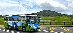 熊本県・阿蘇で窓ガラスない特別オープンエア車両、日帰りバスツアーで運行開始