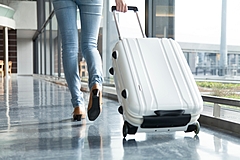若者の「海外旅行離れ」は本当か？　年代別の出国率は20代がトップ、人数と消費額の統計を読み解いた【コラム】