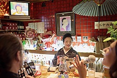 アンダーズ東京、2泊以上の宿泊者向けに、昭和のシティポップ、新橋のスナックを楽しむプラン提供