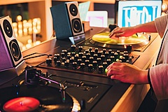 星野リゾート、「OMO」ブランドホテルで、夜イベントを拡大、立地する街の独自文化に触れる機会を創出