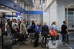 米国、外国人旅行者の出入国で「顔写真の撮影」を義務付けへ、今後 3~5年以内にすべての空港や港で完全導入