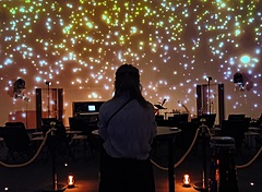 コニカミノルタ、有楽町で体験型プラネタリウム、360度映像と生演奏の没入体験