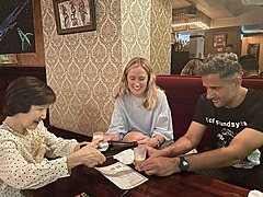 インバウンド向けに夜の新宿・歌舞伎町をめぐる高級ツアー、ネオン街を没入する2.5時間の体験、2名6万円