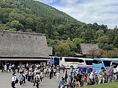 世界遺産・白川郷、バス駐車場の事前予約制を導入、2026年12月から、教育旅行団体は優遇枠を設定