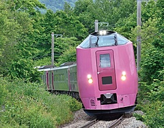 北海道「ロイズタウン駅」開業4周年、貸切列車ツアー開催　札幌から「はまなす編成」で運行