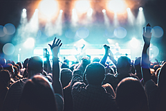 2026年夏の旅行トレンド、米国でZ世代の「推し活旅行」加速、BTSなどコンサート開催地のエアビー検索数が急増