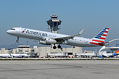 アメリカン航空、燃料高でも通期利益の見通し据え置き、夏の需要が底堅く、プレミアム座席拡大で収益改善へ