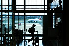 米国の夏旅行で進む二極化、価格高騰で中間層は慎重、富裕層は計画維持、エコノミークラスの運賃上昇が大きな負担