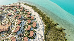 サウジアラビア・紅海リゾート開発で新ホテル開業、シュラ島に高級リゾート、再生可能エネルギー100％で運営