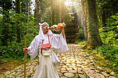 現役山伏と羽黒山を歩く巡礼ツアー、1人4.5万円、山形・DMC天童が販売