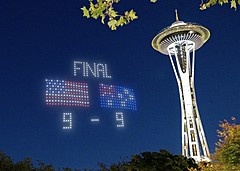 米・シアトル観光局、サッカーW杯の試合後の夜空に「ドローン・スコアボード」、新体験として企画