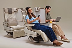 エミレーツ航空、A350型機のプレミアムエコノミー席に高さ調整式の仕切り導入、電動シートで場面に応じた座席ポジションも