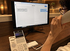 コニカミノルタ、宿泊施設の固定電話でAI通訳を可能に、電話機や番号を変えずに英語・中国語・韓国語に対応