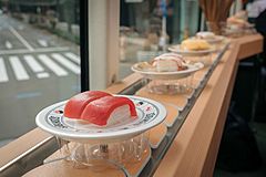 東京をめぐる「回転寿司バス」、約70分の都内周遊と寿司食べ放題、10月10日から運行